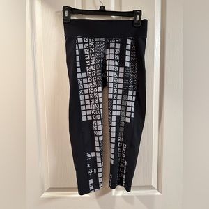 Under Armour Ladies HeatGear Print Black Capri Leggings - Women's Large M - NWT
